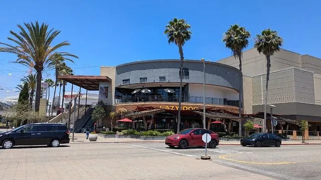Lazy Dog Restaurant & Bar