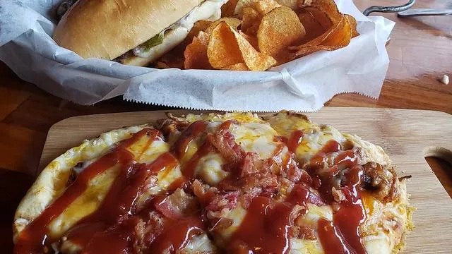 Mojos Bar & Grille